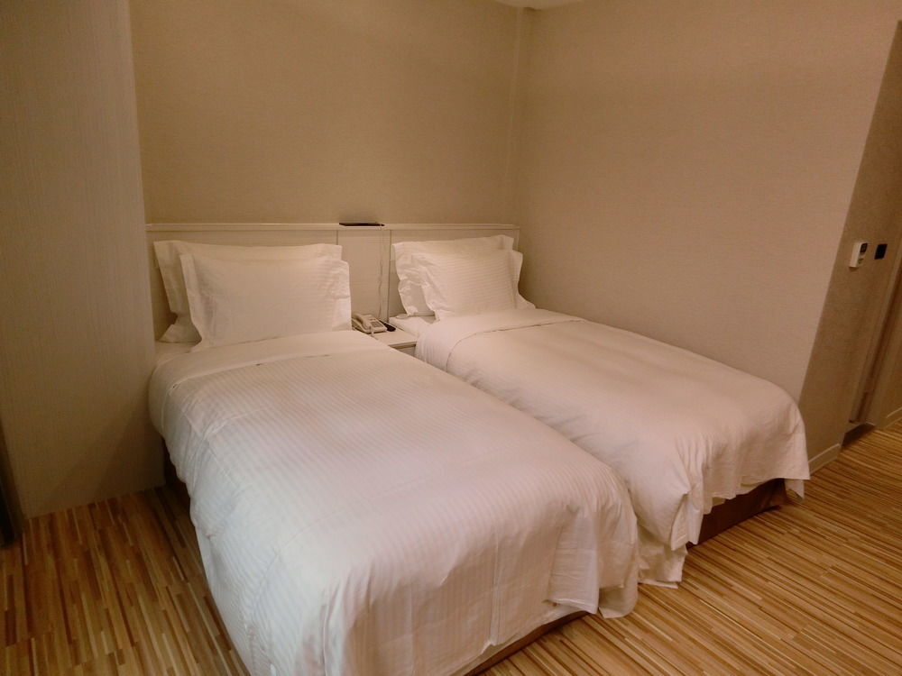 Wemeet Hotel Pingtung Luaran gambar